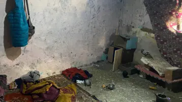 Anne babaları yok, 7 yıl kümeste yaşadılar