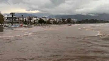 Antalya&#x27;da fırtına sebebiyle tekne kıyıya sürüklendi, denizin rengi çamura döndü 
