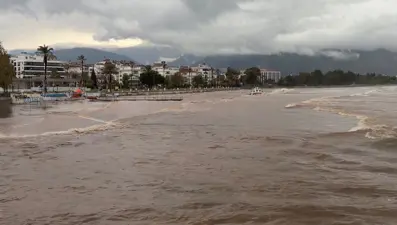 Antalya'da fırtına sebebiyle tekne kıyıya sürüklendi, denizin rengi çamura döndü 