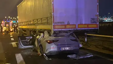 Tıra arkadan çarpan araçta 2 kişi öldü