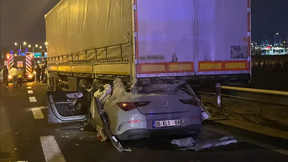 Tıra arkadan çarpan araçta 2 kişi öldü