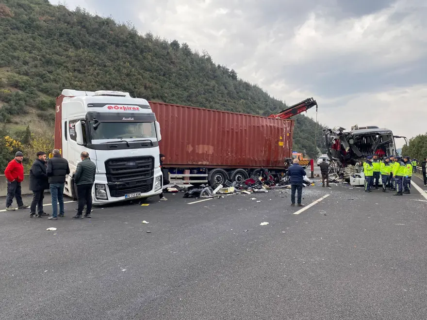 Osmaniye'de yolcu otobüsü TIR'a çarptı: 7 ölü 1