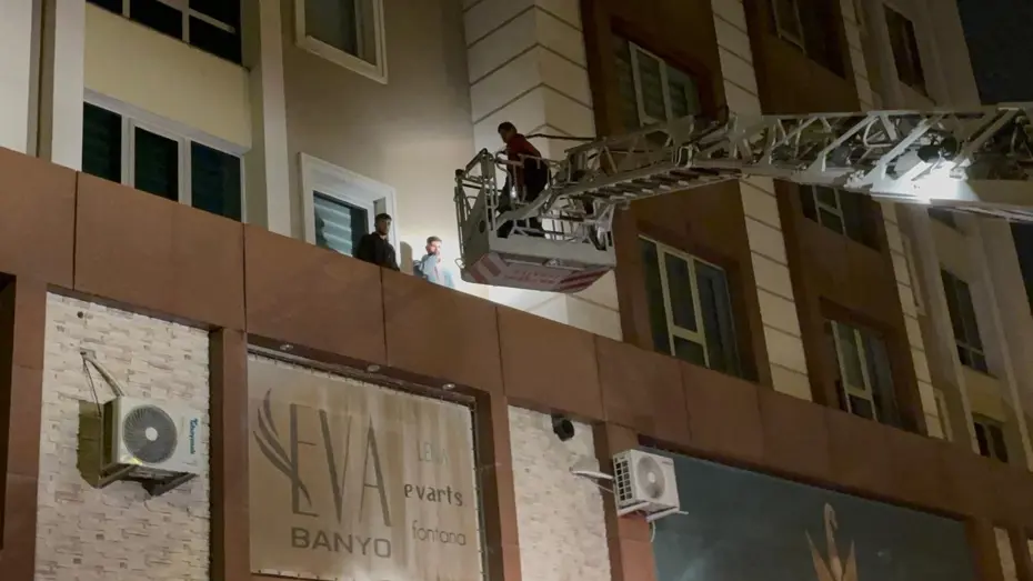 Parmak izi kilidi kaçışı engelledi, çarşafla inmeye çalışırken mahsur kaldılar