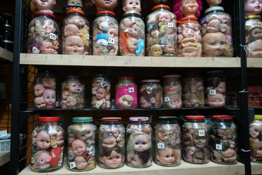 5 bin parçalık oyuncak bebek kafası topladı. Çocukların korkmadığı koleksiyon, yetişkinleri ürkütüyor 