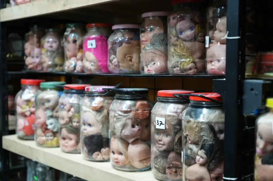 5 bin parçalık oyuncak bebek kafası topladı. Çocukların korkmadığı koleksiyon, yetişkinleri ürkütüyor 3