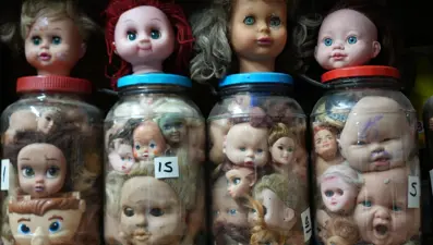 5 bin parçalık oyuncak bebek kafası topladı. Çocukların korkmadığı koleksiyon, yetişkinleri ürkütüyor