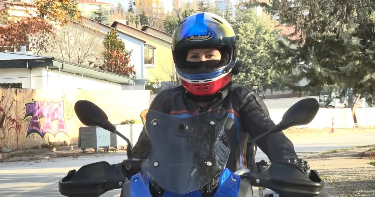 İspanya’dan motosikletle 4,5 günde geldi. Türkiye sınırında gözyaşlarını tutamadı