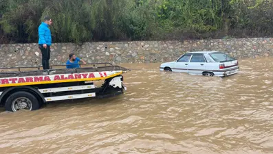 Sağanak bastırdı, Alanya-Antalya karayolunda araçlar mahsur kaldı
