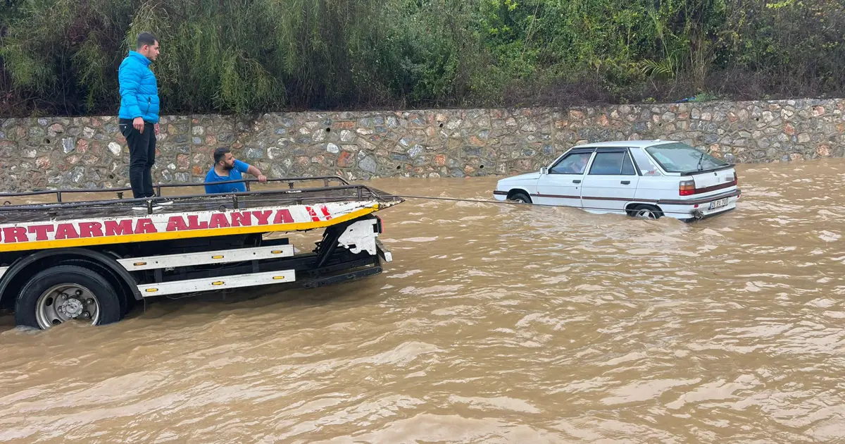 Sağanak bastırdı, Alanya-Antalya karayolunda araçlar mahsur kaldı