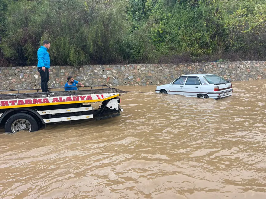 Sağanak bastırdı, Alanya-Antalya karayolunda araçlar mahsur kaldı 