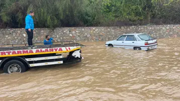 Sağanak bastırdı, Alanya-Antalya karayolunda araçlar mahsur kaldı