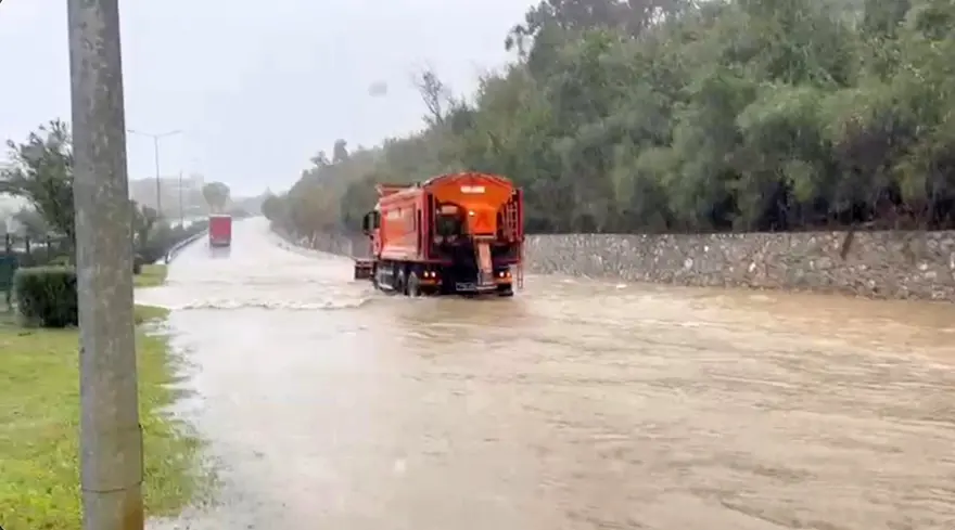 Sağanak bastırdı, Alanya-Antalya karayolunda araçlar mahsur kaldı 2