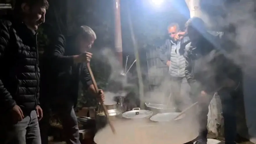 Tandırda saatlerce pişiyor, Ağrı'nın geleneksel lezzeti. Edirne'de yoğun ilgi gördü Tandırda saatlerce pişiyor, Ağrı'nın geleneksel lezzeti. Edirne'de yoğun ilgi gördü