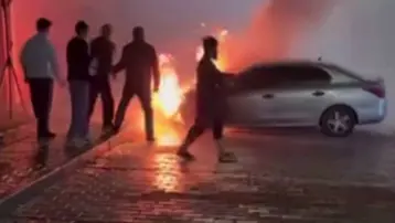 Park halindeki otomobil alev alev yandı