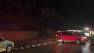 Hakkari&#x27;de heyelan. Dev kayalar yolu kapattı