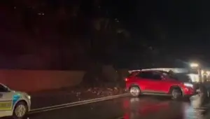 Hakkari'de heyelan. Dev kayalar yolu kapattı