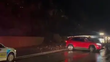 Hakkari'de heyelan. Dev kayalar yolu kapattı