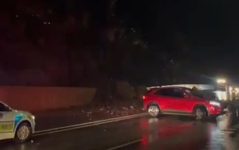 Hakkari'de heyelan. Dev kayalar yolu kapattı