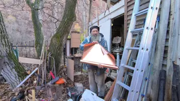 Araba sileceğinden dut sıkma makinası yaptı. Hayatını geri dönüşüme adadı