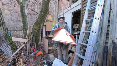 Araba sileceğinden dut sıkma makinası yaptı. Hayatını geri dönüşüme adadı