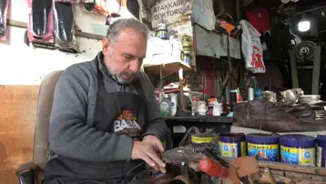 "Bir mesleğin olsun" öğüdüyle başladı. Ayakkabılara ömür katıyor