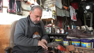 "Bir mesleğin olsun" öğüdüyle başladı. Ayakkabılara ömür katıyor