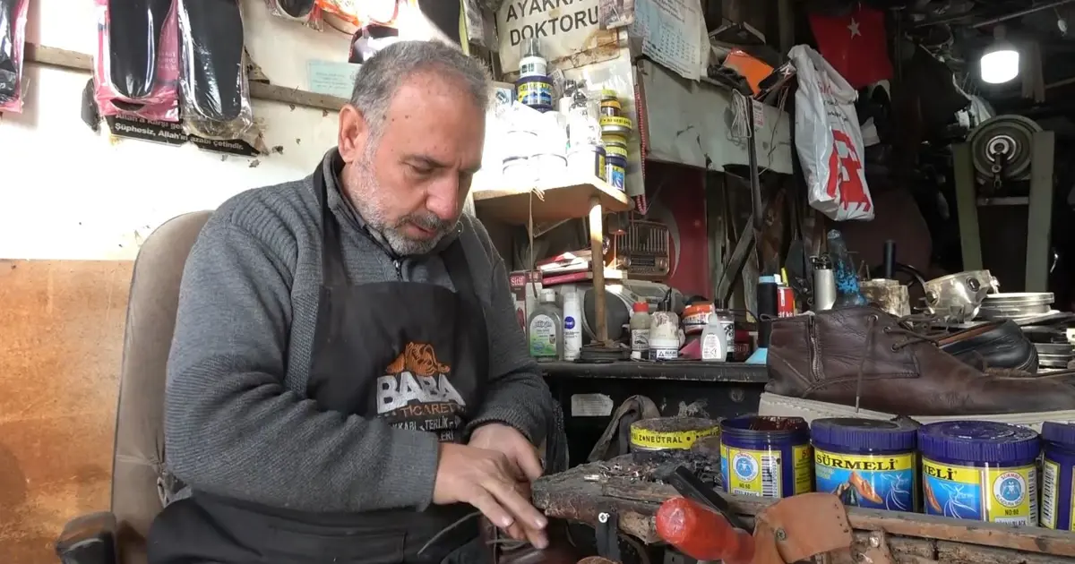 "Bir mesleğin olsun" öğüdüyle başladı. Ayakkabılara ömür katıyor