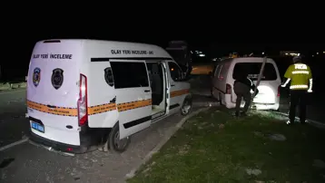 Edirne’de kaçan minibüs kaza yaptı, içinden 20 göçmen çıktı