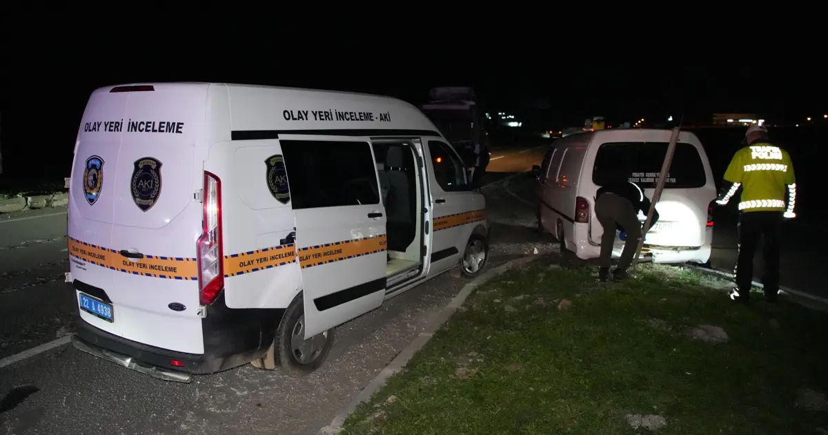 Edirne’de kaçan minibüs kaza yaptı, içinden 20 göçmen çıktı