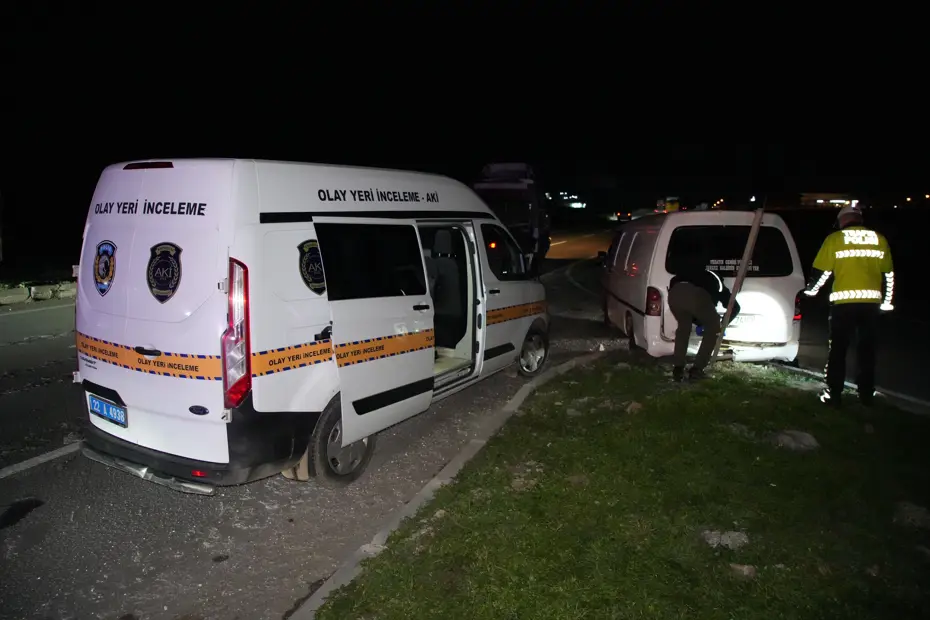 Edirne’de kaçan minibüs kaza yaptı, içinden 20 göçmen çıktı