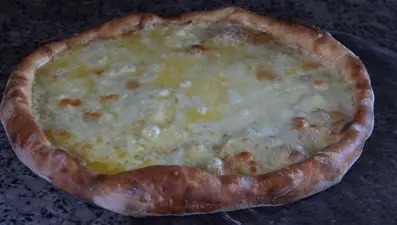 Kaçkar Dağları'nda beslenen hayvanların sütünden yapılan pide müşteriye özel yapılıyor