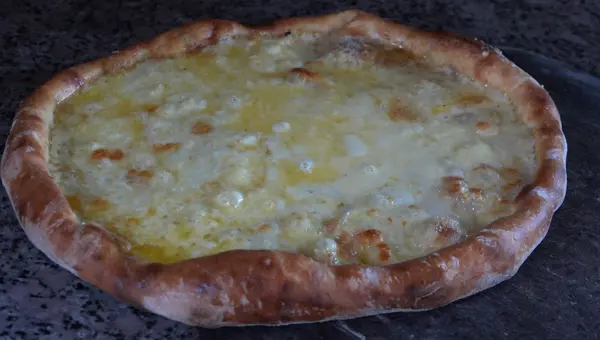 Kaçkar Dağları&#x27;nda beslenen hayvanların sütünden yapılan pide müşteriye özel yapılıyor