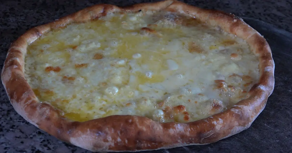 Kaçkar Dağları'nda beslenen hayvanların sütünden yapılan pide müşteriye özel yapılıyor