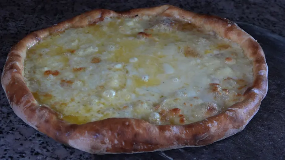 Kaçkar Dağları'nda beslenen hayvanların sütünden yapılan pide müşteriye özel yapılıyor