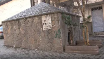 Tarihi çeşme asırlardır ayakta duruyor. Uyuz hastalığına şifa olduğu söyleniyor