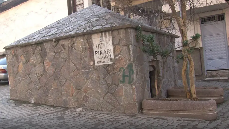 Tarihi çeşme asırlardır ayakta duruyor. Uyuz hastalığına şifa olduğu söyleniyor