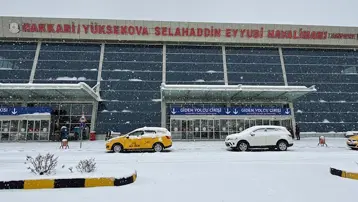 Yoğun kar yağışı uçak seferlerini durdurdu, yollar kapandı