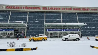 Yoğun kar yağışı uçak seferlerini durdurdu, yollar kapandı