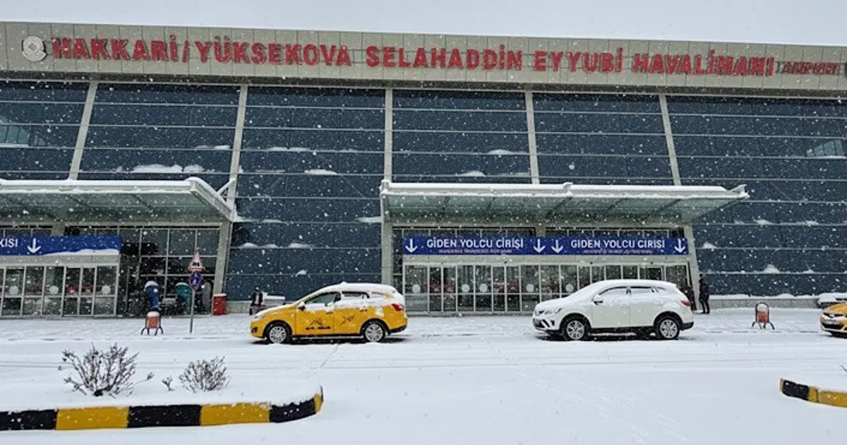 Yoğun kar yağışı uçak seferlerini durdurdu, yollar kapandı