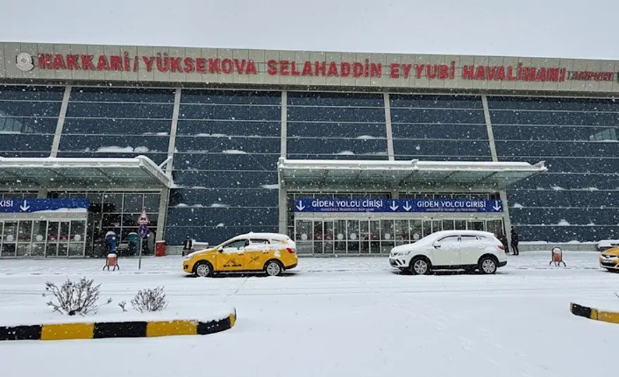 Yoğun kar yağışı uçak seferlerini durdurdu, yollar kapandı 