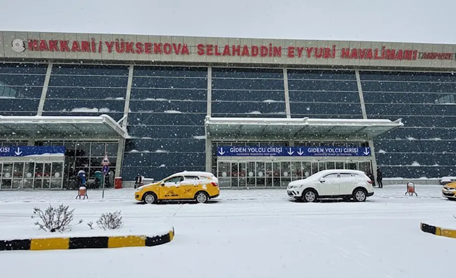 Yoğun kar yağışı uçak seferlerini durdurdu, yollar kapandı