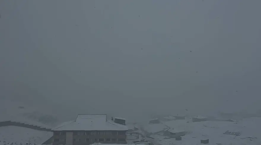 Yoğun kar yağışı uçak seferlerini durdurdu, yollar kapandı 3