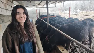 İşe giremeyince kendi çiftliğini kurdu sabahları erken kalkıp hayvanlarına bakıyor