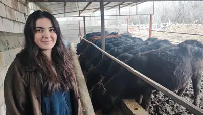 İşe giremeyince kendi çiftliğini kurdu sabahları erken kalkıp hayvanlarına bakıyor