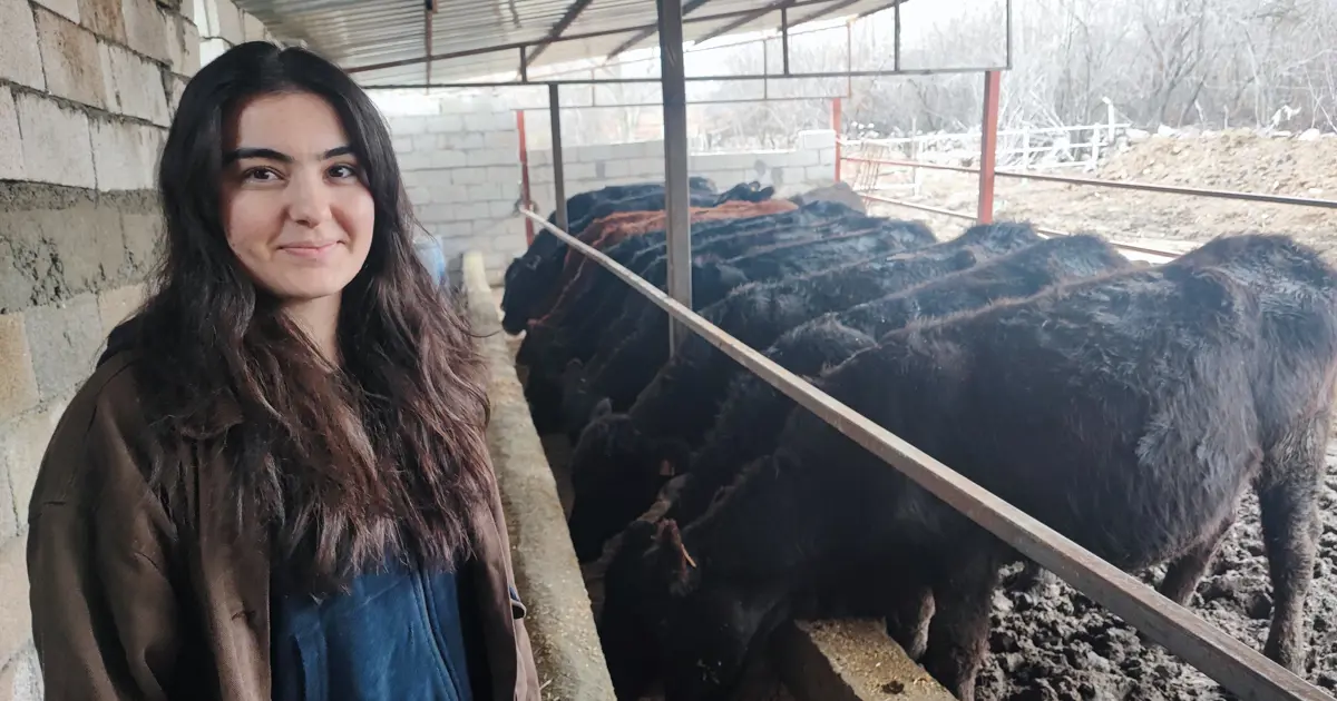 İşe giremeyince kendi çiftliğini kurdu sabahları erken kalkıp hayvanlarına bakıyor