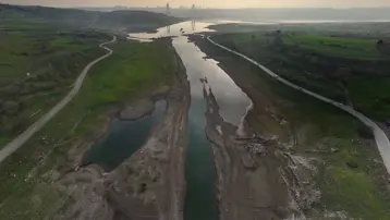 İstanbul&#x27;da sular çekildi, tarihi kalıntılar ortaya çıktı