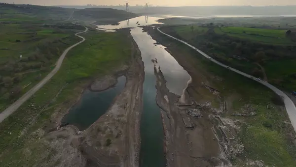 İstanbul&#x27;da sular çekildi, tarihi kalıntılar ortaya çıktı