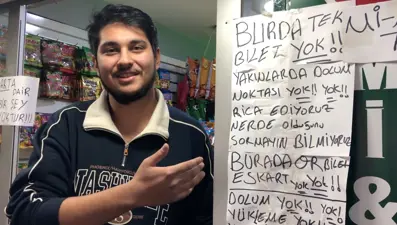 Eskart soruları çileden çıkardı, dükkan camına yazı astı. Şimdi herkes fotoğraf çektiriyor