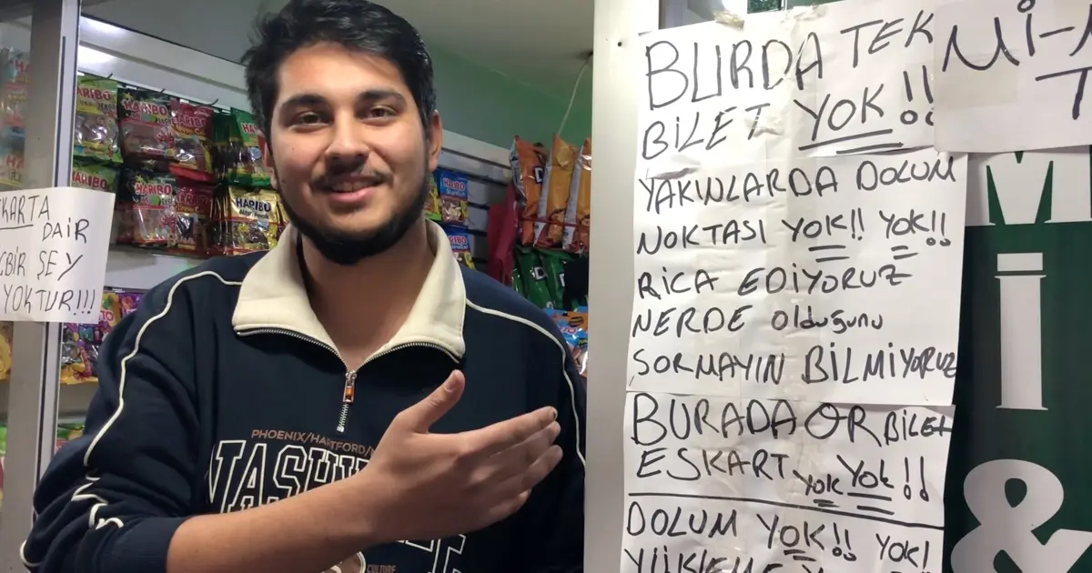 Eskart soruları çileden çıkardı, dükkan camına yazı astı. Şimdi herkes fotoğraf çektiriyor