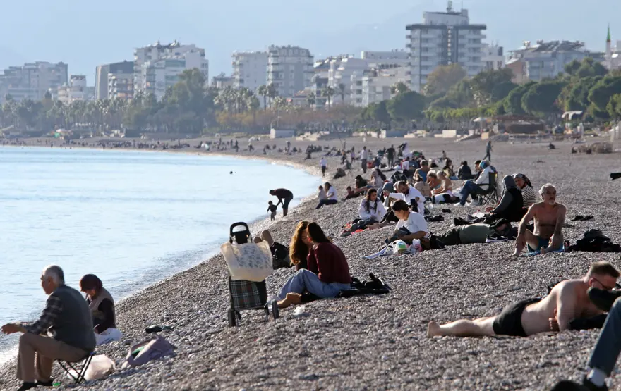 Gündüz güneşlenip, akşam soba yakıyorlar. Aralık ayında sıcaklık 24 derece 
